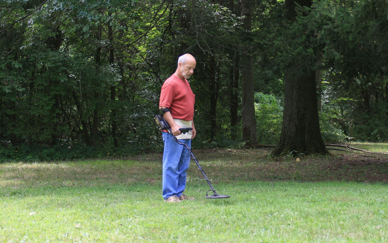 Mensen die metaaldetector gebruiken